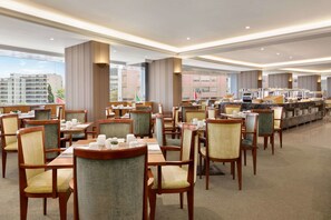 Café da manhã com buffet grátis todos os dias