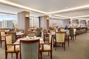 Café da manhã com buffet grátis todos os dias