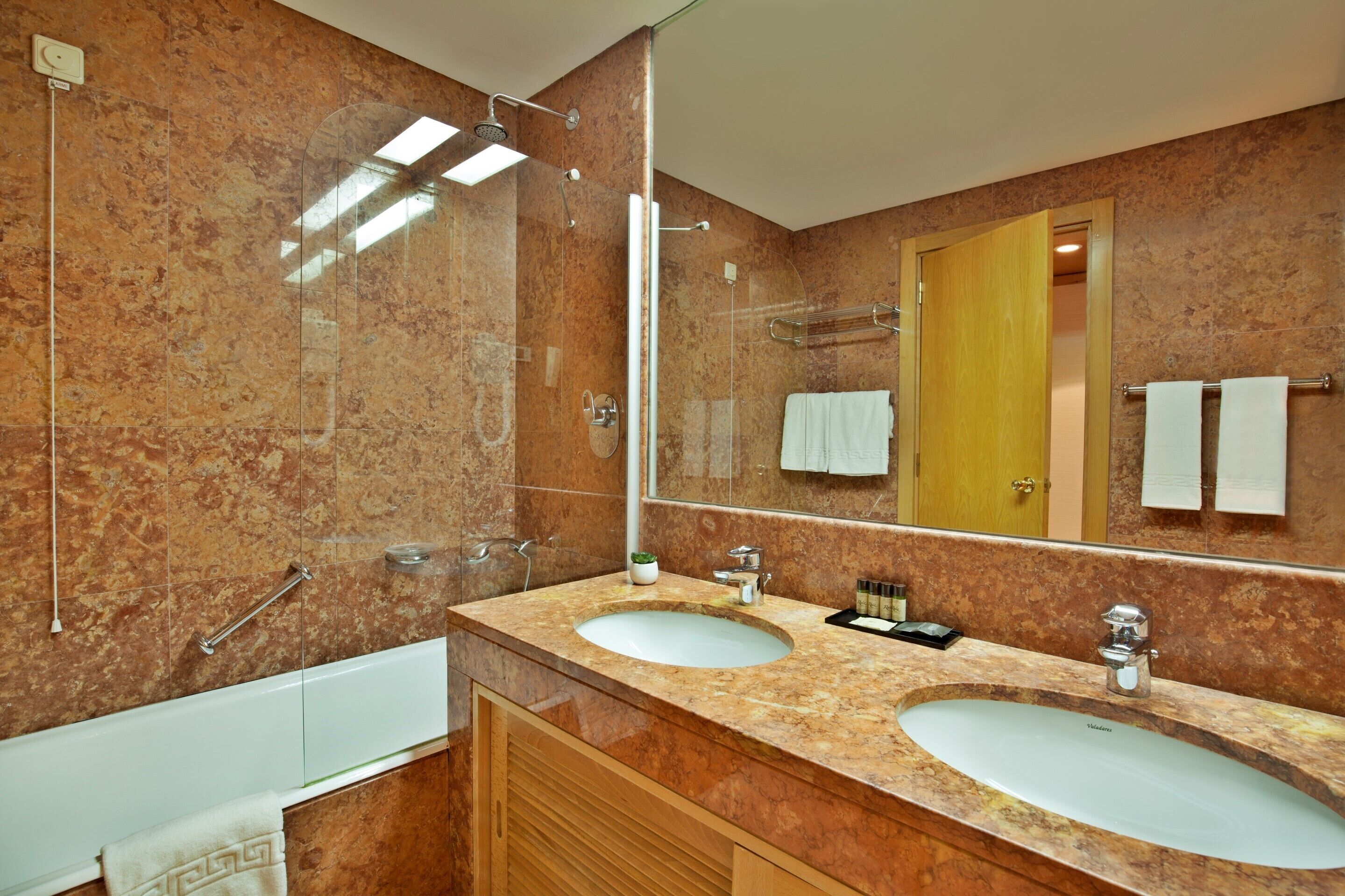 suite, 1 king bed, non smoking, river view | bathroom | combined shower/bathtub, rainfall showerhead, free toiletries