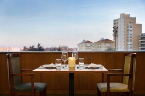 Petit-déjeuner, déjeuner et dîner servis sur place