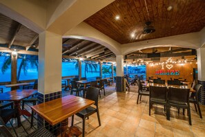 Se sirven desayunos, comidas y cenas con vista a la playa 