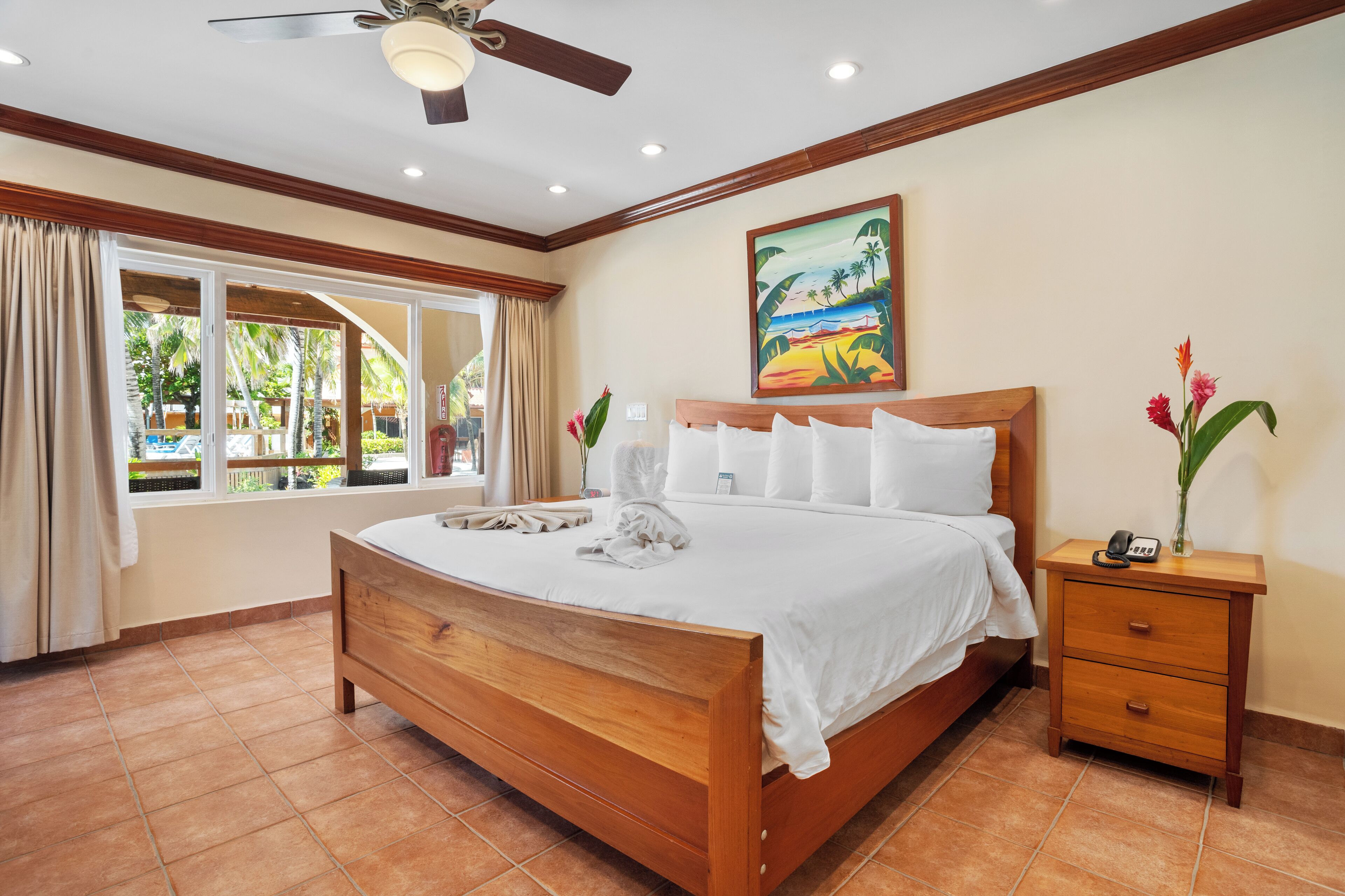 Két bảo mật tại phòng, bàn, màn/rèm cản sáng, bàn ủi/dụng cụ ủi quần áo 