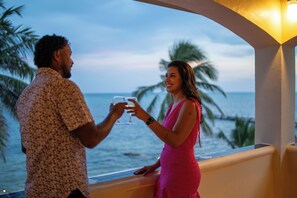 Petit déjeuner, déjeuner et dîner servis sur place, vue sur la plage