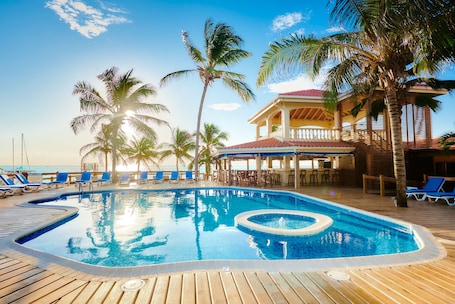 En la playa, toallas de playa. Sunbreeze Hotel