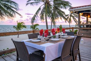 Petit-déjeuner, déjeuner et dîner servis sur place, vue sur la plage