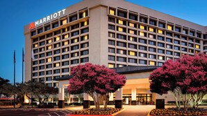 A Marriott hotel with a modern facade, multiple floors, and a well-lit entrance. - Dallas/Addison Marriott Quorum by the Galleria (Dallas)