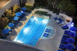 Outdoor pool, open 6:00 AM to 11:00 PM, pool umbrellas, sun loungers - Dallas/Addison Marriott Quorum by the Galleria (Dallas)