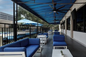 Una piscina al aire libre (de 06:00 a 23:00), sombrillas, tumbonas