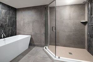 Ensemble douche/baignoire, articles de toilette gratuits, sèche-cheveux