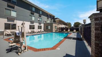 Una piscina al aire libre de temporada