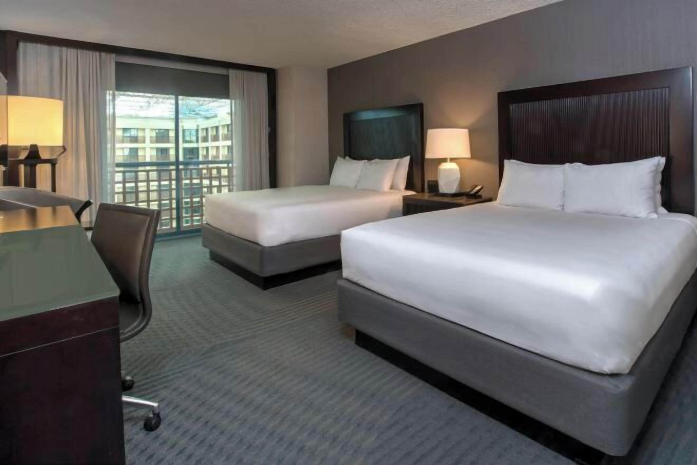 Bộ đồ giường cao cấp, nệm có lớp đệm bông, két bảo mật tại phòng 