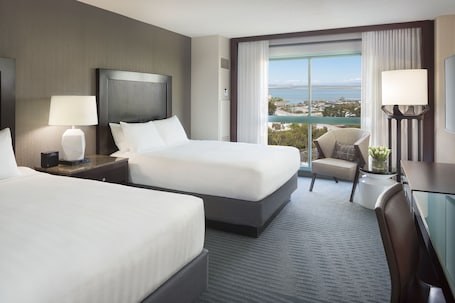 Zimmer, 2 Queen-Betten, Buchtblick | Hochwertige Bettwaren, Pillowtop-Betten, Zimmersafe, Schreibtisch. Hyatt Regency San Francisco Airport