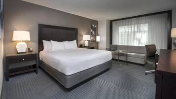 Kamer, 1 kingsize bed | Luxe beddengoed, pillowtop-bedden, een kluis op de kamer, een bureau