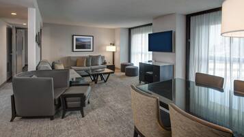 Premier Suite | Premium bedding, pillow-top beds, in-room safe, desk