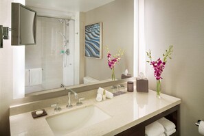 Ensemble baignoire-douche, douche cascade