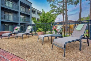 Outdoor pool - Courtyard by Marriott Hampton (Hampton)