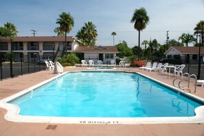 Piscine extérieure, chaises longues