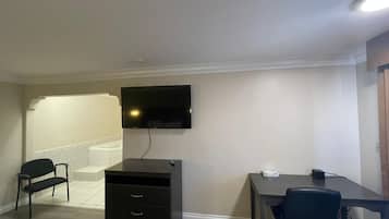 Habitación estándar, 1 cama de matrimonio grande | Zona de estar | Una televisión LED