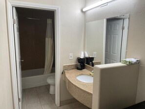 Free toiletries, towels - Colony Inn (Buena Park)