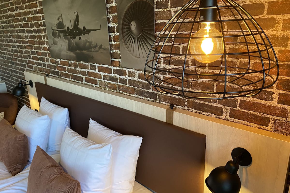 1 bedroom, hypo-allergenic bedding, desk, laptop workspace