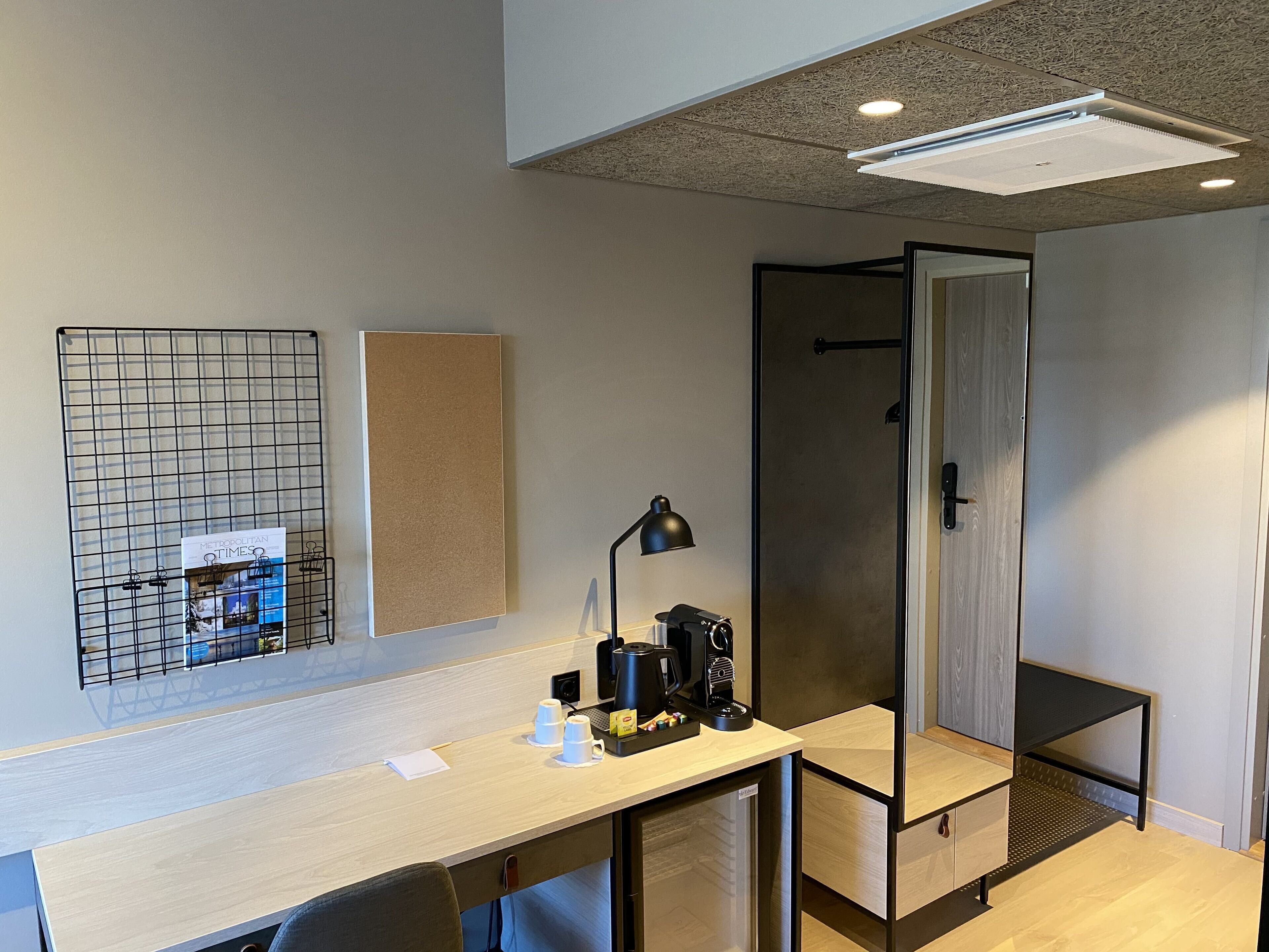 1 bedroom, hypo-allergenic bedding, desk, laptop workspace