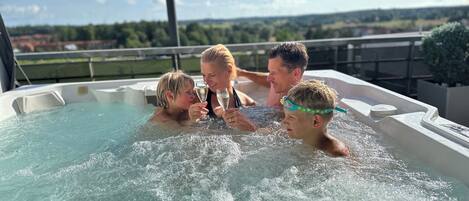 Un jacuzzi con tres personas disfrutando de la vista.