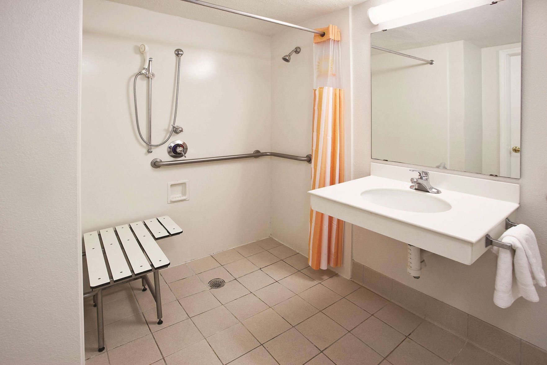 Bathroom | Combined shower/tub, hydromassage showerhead, free toiletries