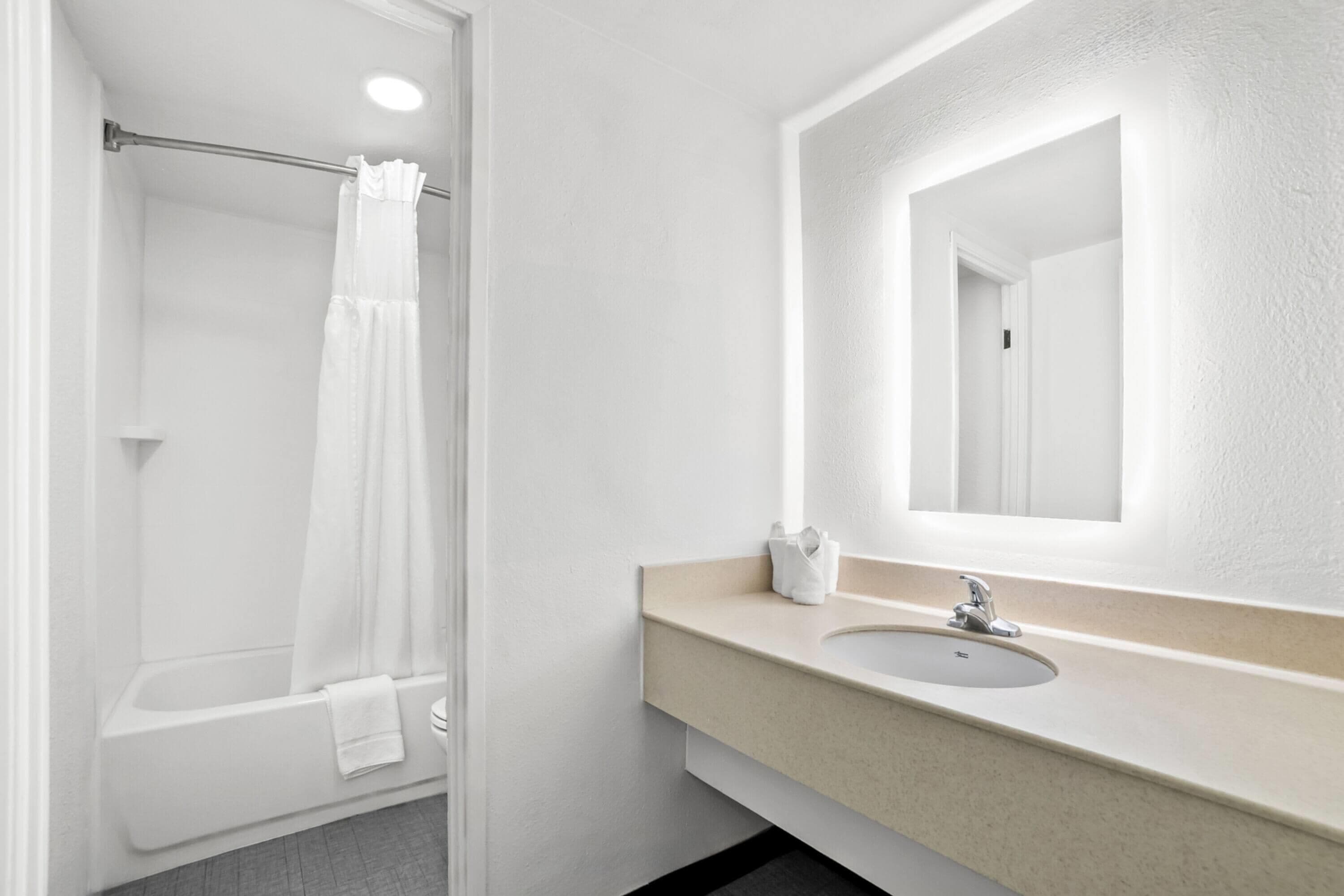 Een bad/douchecombinatie, een hydromassagedouche, gratis toiletartikelen