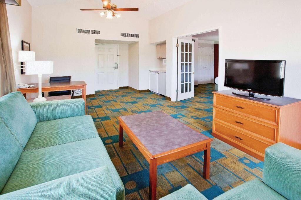 Living area | 40-inch flat-screen TV with cable channels, TV