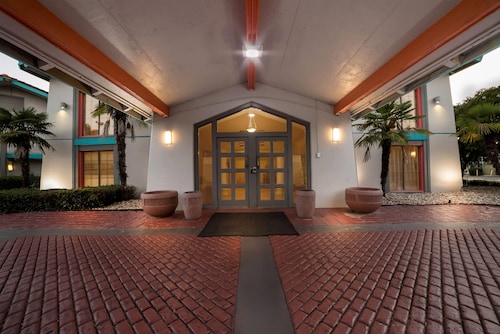 Howard Johnson by Wyndham Columbus Fort Moore