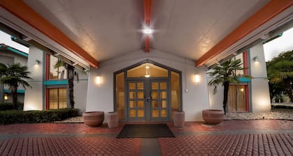 Howard Johnson by Wyndham Columbus Fort Moore
