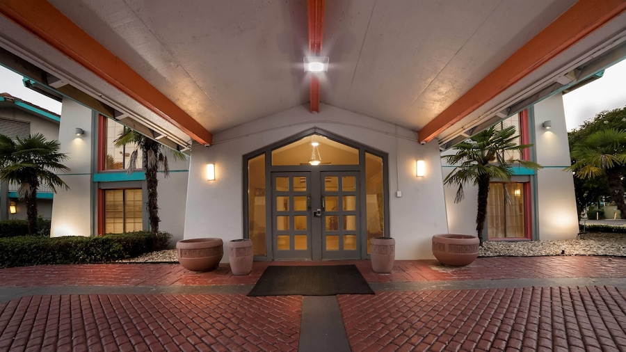 Howard Johnson by Wyndham Columbus Fort Moore
