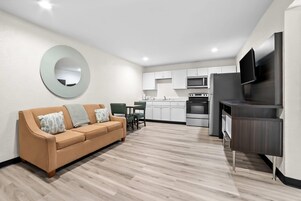 Suite, 1 cama de matrimonio grande con sofá cama, no fumadores (Efficiency) | Cocina privada | Frigorífico pequeño, microondas y cafetera o tetera