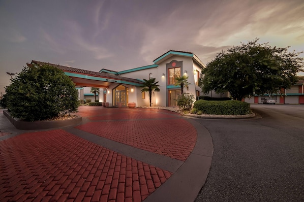 Exterior - Howard Johnson by Wyndham Columbus Fort Moore (Columbus)