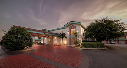 Howard Johnson by Wyndham Columbus Fort Moore