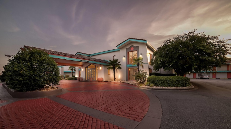 Howard Johnson by Wyndham Columbus Fort Moore