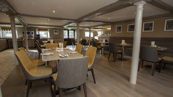 Desayuno completo diario (GBP 16.95 por persona)