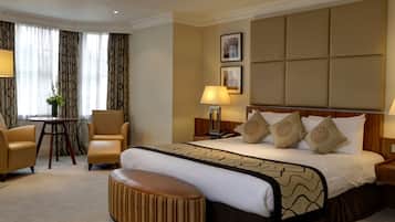 Minibar, in-room safe, desk, laptop workspace