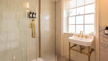 Kostenlose Toilettenartikel, Haartrockner, Bademäntel, Hausschuhe