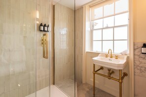Kostenlose Toilettenartikel, Haartrockner, Bademäntel, Hausschuhe