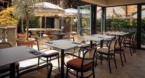 Breakfast, lunch and dinner served - The Feathers Hotel (Woodstock)
