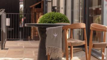 Breakfast, lunch, dinner served; British cuisine