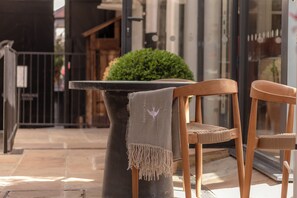 Breakfast, lunch, dinner served; British cuisine  - The Feathers Hotel (Woodstock)