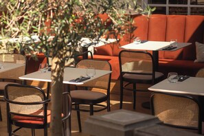 Se sirven desayunos, almuerzos, cenas y cocina británica 