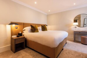 Desk, iron/ironing board, free WiFi, bed sheets - The Feathers Hotel (Woodstock)