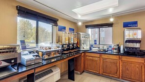 En modern frukostbar med ett brett utbud av matalternativ, inklusive en juicebar och kaffemaskiner.