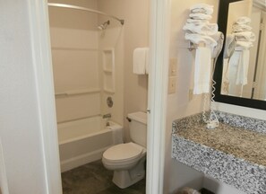 Douche, articles de toilette (gratuits), séchoir à cheveux
