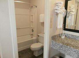 Chuveiro, produtos de toalete grátis, secador de cabelo 