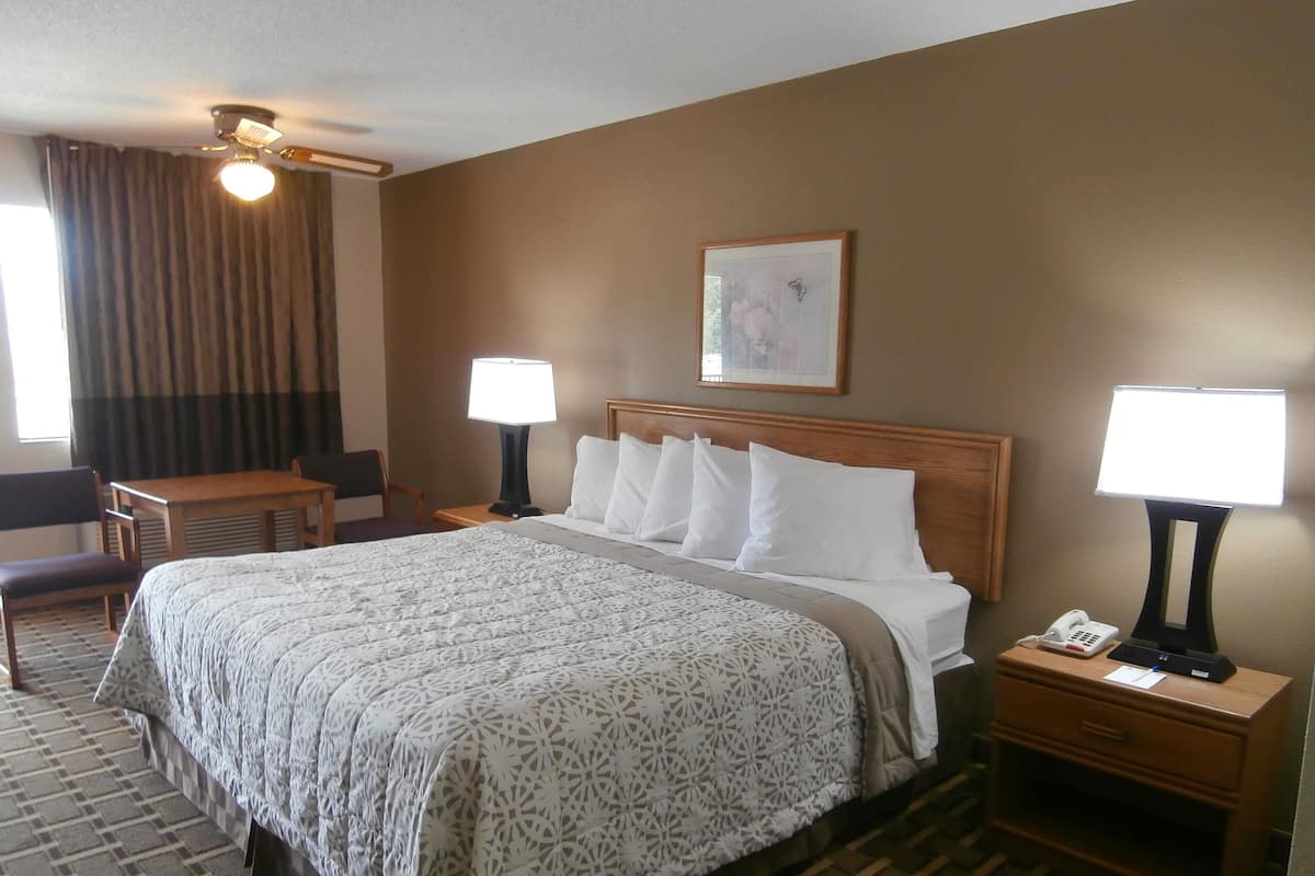 Deluxe Room, 1 King Bed, Non Smoking | Iron/ironing board, rollaway beds, free WiFi, bed sheets