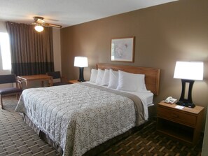 Chambre Deluxe, 1 très grand lit, non-fumeur | Fer et planche à repasser, lit d’appoint (supplément)